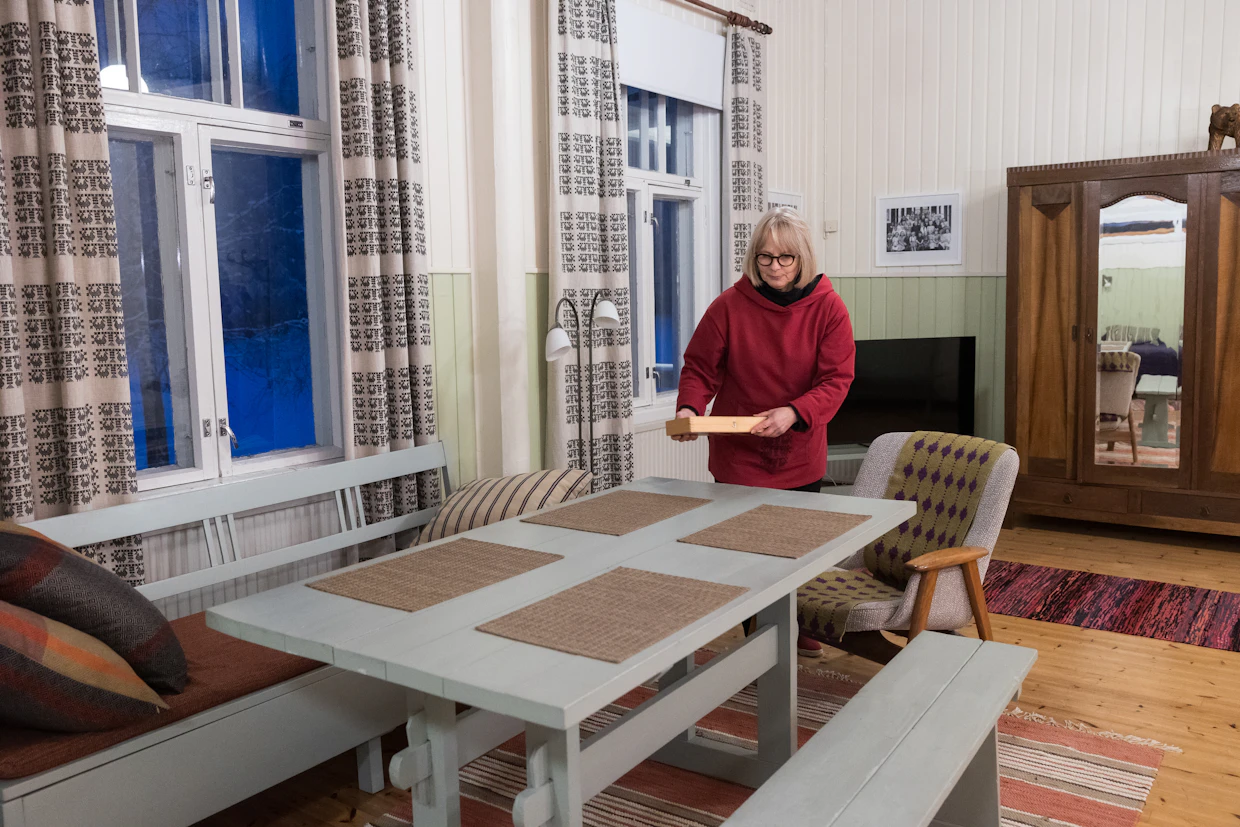 Entisen kyläkoulun koulukäyttö loppui vuonna 2007 ja Hiltunen muutti taloon 2009. Talossa on kaksi majoitustilaa. Alakerran salissa on viisi petipaikkaa ja yläkerrassa opettajan asunnossa kolme. Tänä talvena isompi tila on kylmänä, sillä sähkölaskun jälkeen sen vuokrasta ei jää mitään käteen.