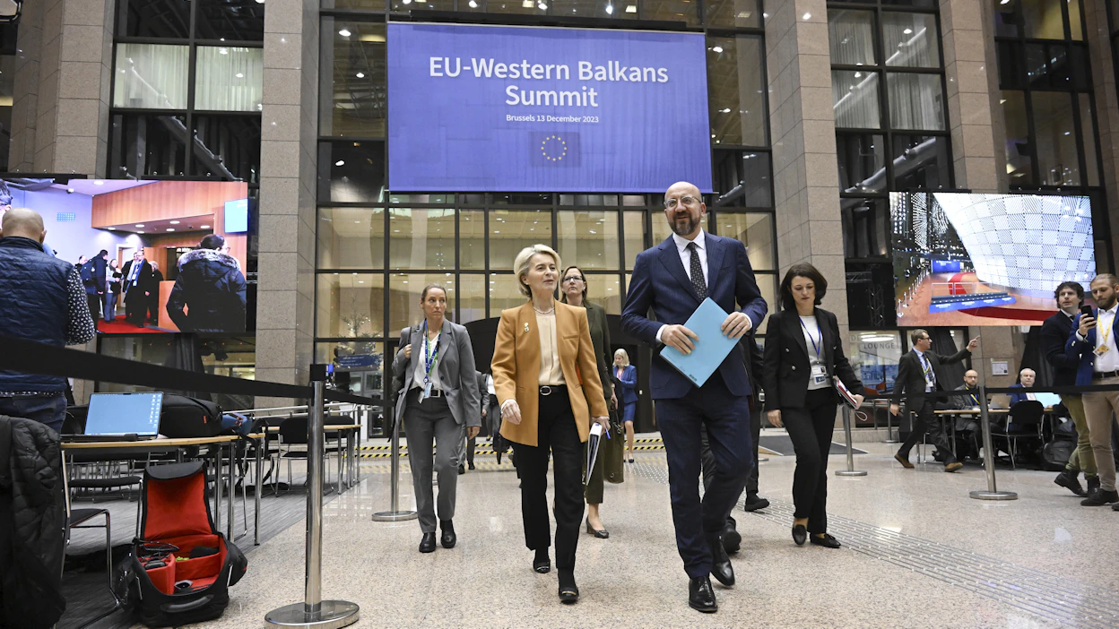 EU yrittää torstaina alkaneessa huippukokouksessaan käynnistää seuraavan laajentumiskierrokseen. Sitä pohjustettiin Länsi-Balkanin maiden kanssa pidetyllä huippukokouksella, jonka tuloksista komission puheenjohtaja Ursula von der Leyen (vasemmalla) sekä Eurooppa-neuvoston puheenjohtaja Charles Michel kertoivat keskiviikkona.
