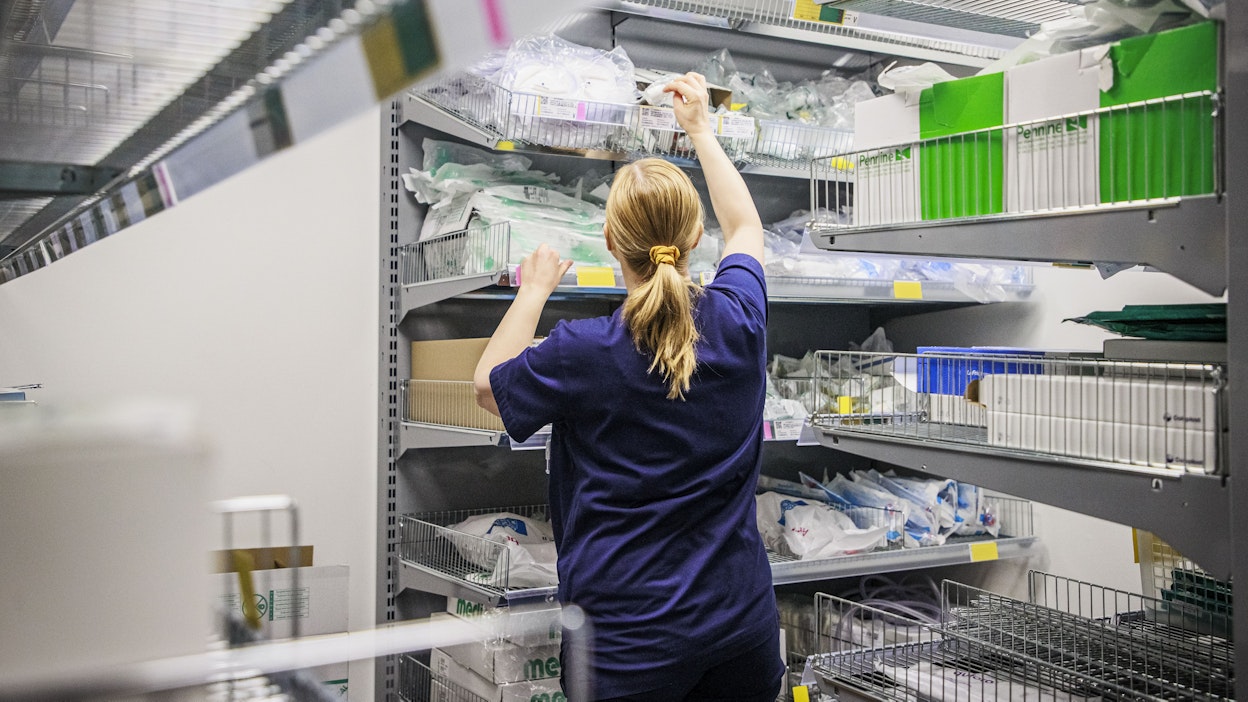 Hoitaja työssään. Kuvituskuva.