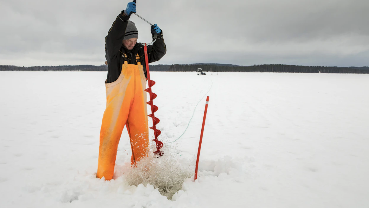Avannon merkitsemiseen käy esimerkiksi oranssi aurausviitta. Halkaisijaltaan yli 40 cm avannot on merkattava merkkisalon avulla. Kuvituskuva.
