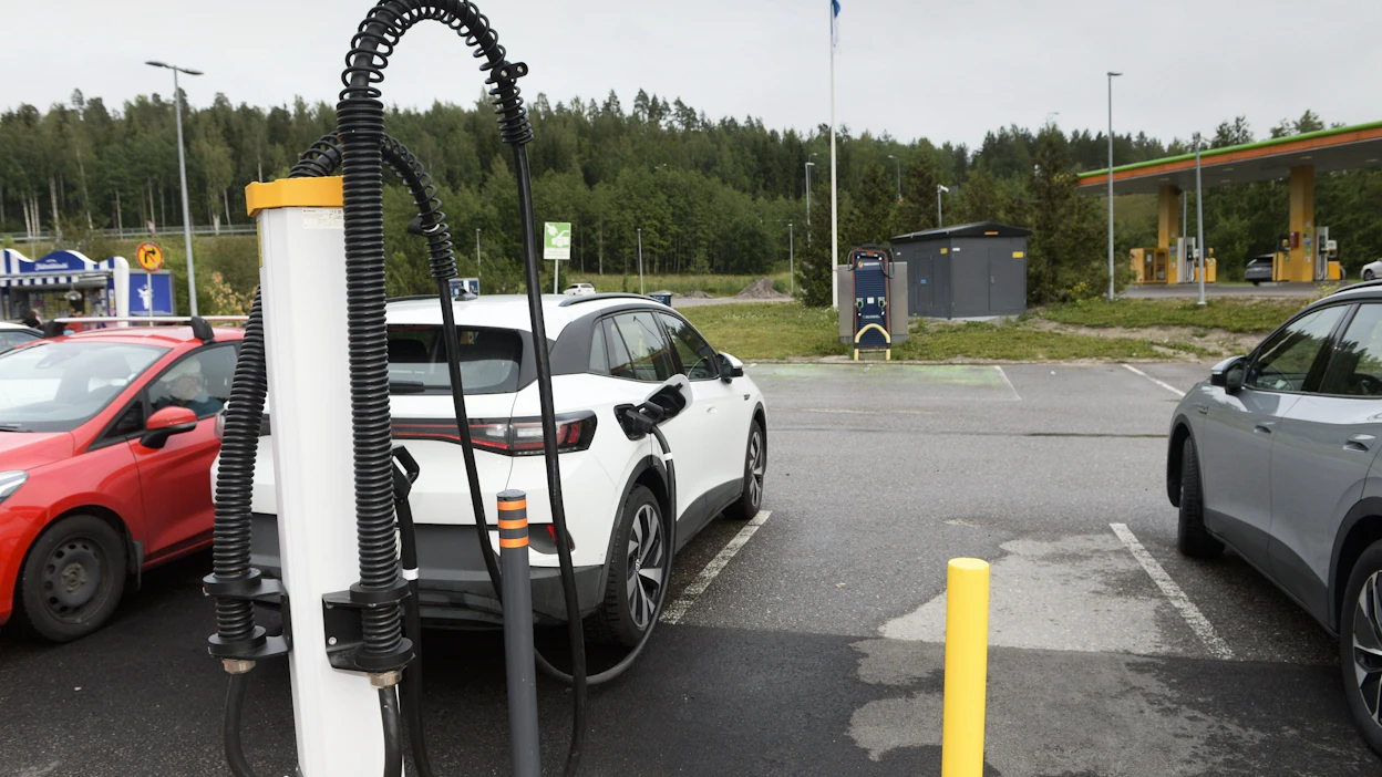 Hallitus päätti nostaa sähköautojen ja lataushybridien ajoneuvoveroa kevään kehysriihessä. LEHTIKUVA / Mikko Sitg.