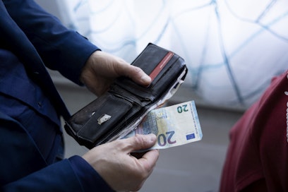 Poliisi painottaa, ettei lähettejä tule päästää sisälle asuntoon, eikä heille kuulu maksaa mitään. 