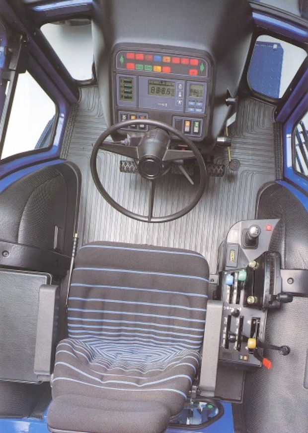 90Ford8830ohjaamo