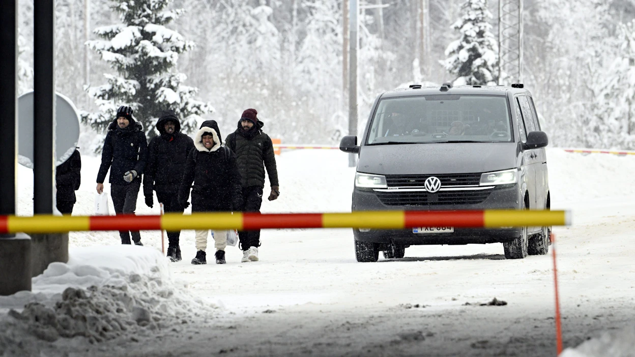 Venäjältä saapuvia Vaalimaan rajanylityspaikan alueella perjantaina 15. joulukuuta. LEHTIKUVA / HEIKKI SAUKKOMAA.