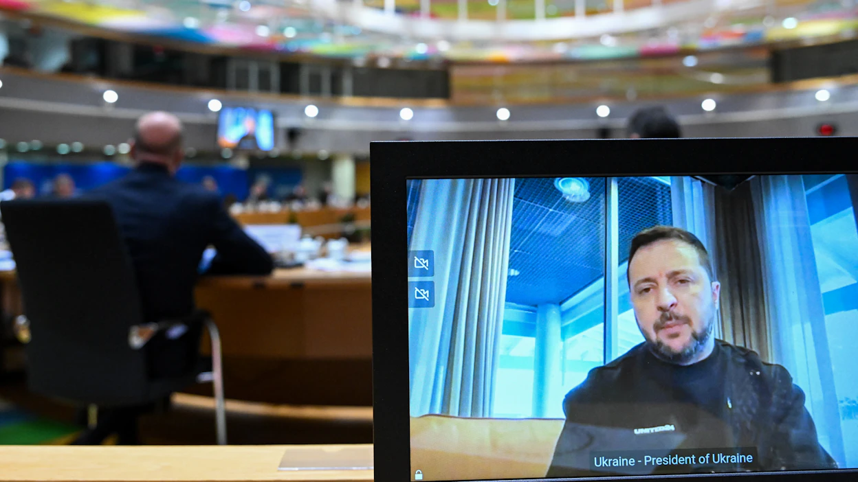 Ukrainan presidentti Volodymyr Zelenskyi osallistui etäyhteydellä Euroopan neuvoston kokoukseen, jossa päätettiin Ukrainan kanssa aloitettavista jäsenyysneuvotteluista.