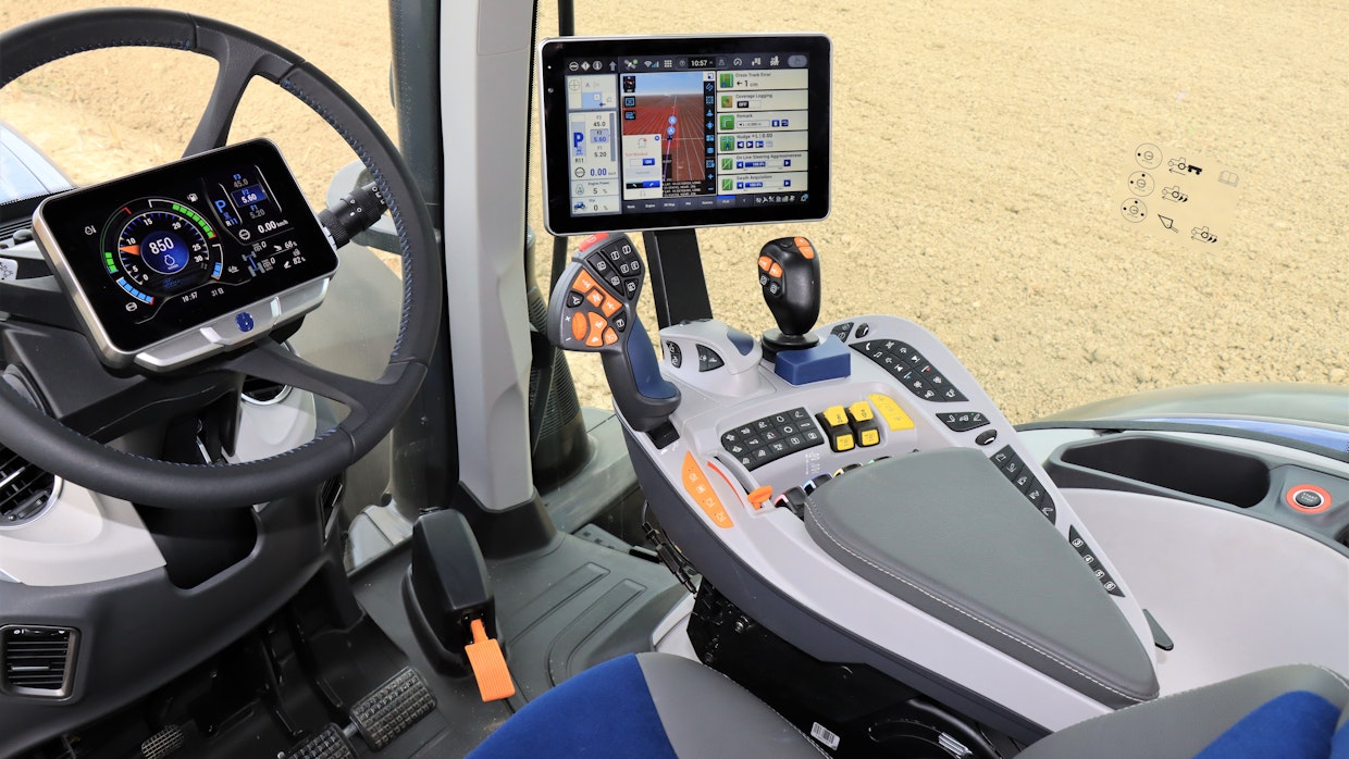 Uuden ohjaamon myötä myös terminaali päivittyy uuteen INtelliView 12 -monitoriin, joka on aiempaa helppokäyttöisempi ja nykyaikaisempi. Mittariston näyttö voidaan lisävarusteena asentaa myös ohjauspyörän keskelle, kuten tässäkin traktorissa on tehty.