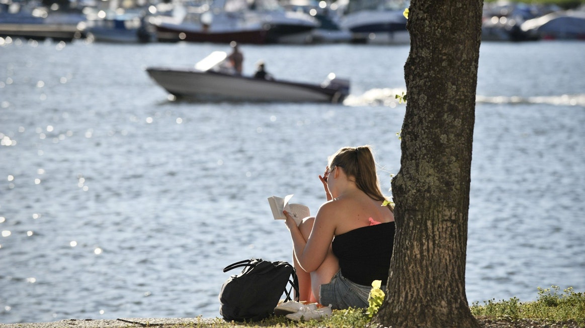 Parhaat keinot suojautua UV-säteilyltä ovat varjo, vaatteet ja voide. LEHTIKUVA / Aku Häyrinen.
