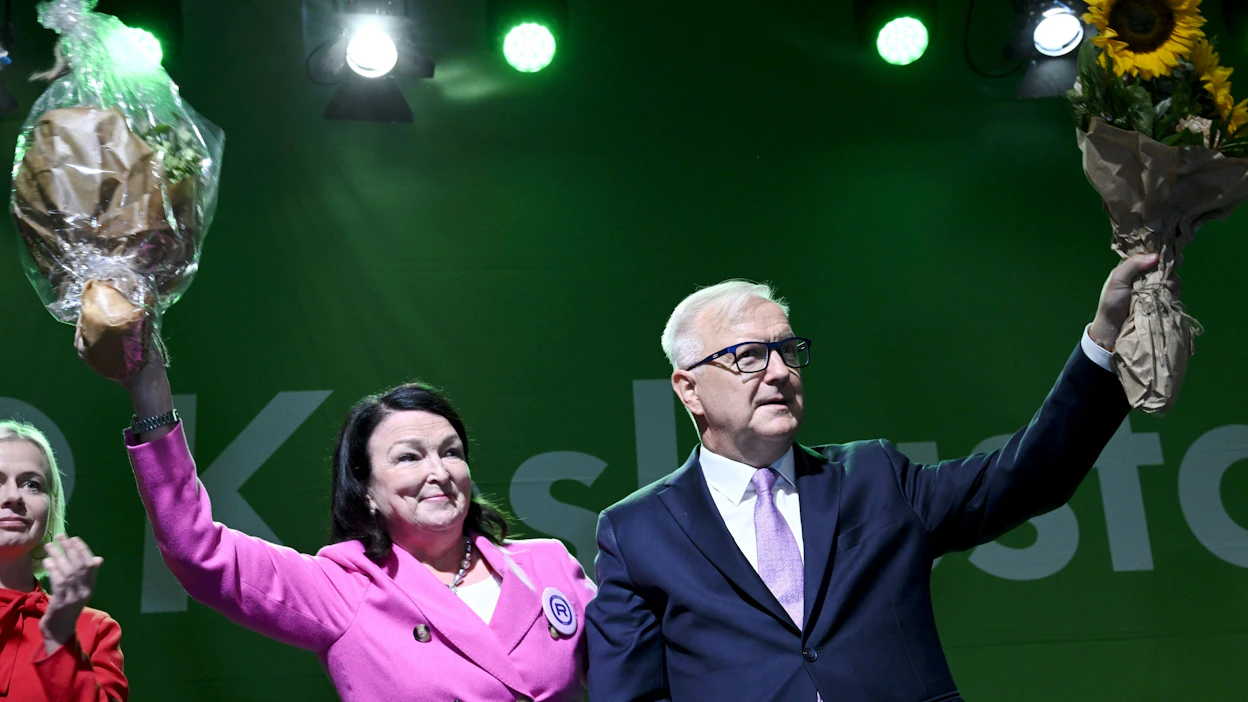 Olli Rehn sanoo haluavansa erottautua presidenttiehdokkaana arvojensa, tavoitteidensa ja kokemustensa ohella myös toimintatavoillaan. Kuvassa vasemmalla puoliso Merja Rehn. LEHTIKUVA / Heikki Saukkomaa.