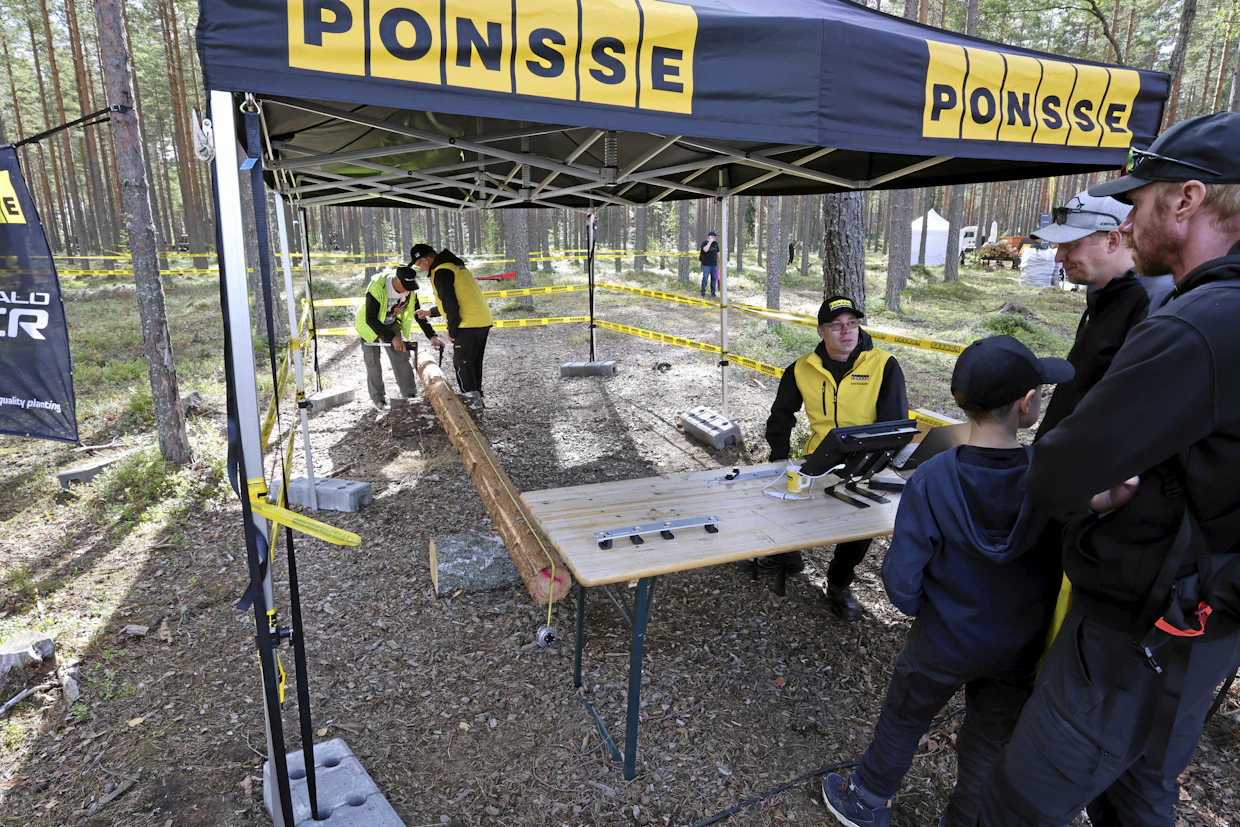 Ponssen uutta tarkistusmittausmenetelmää esiteltiin omalla osastollaan. Käyttäjät pääsivät käytännössä kokeilemaan, miten Caliper3+ -mittasakset toimivat käytännössä.