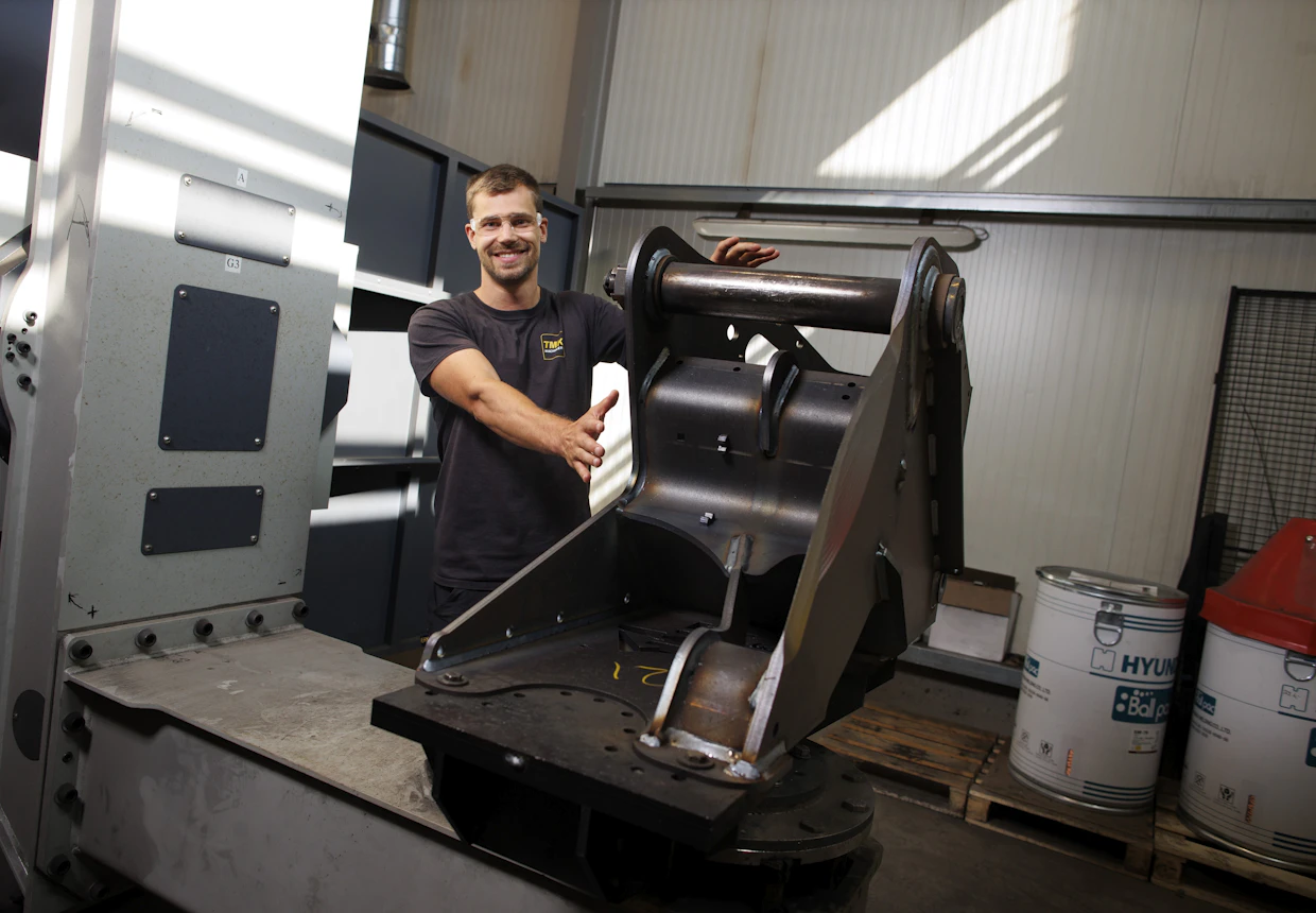 TMK Machineryn kehitysjohtaja Tony Koponen esittelee hitsausrobotin hitsaamaa energiakouraa.