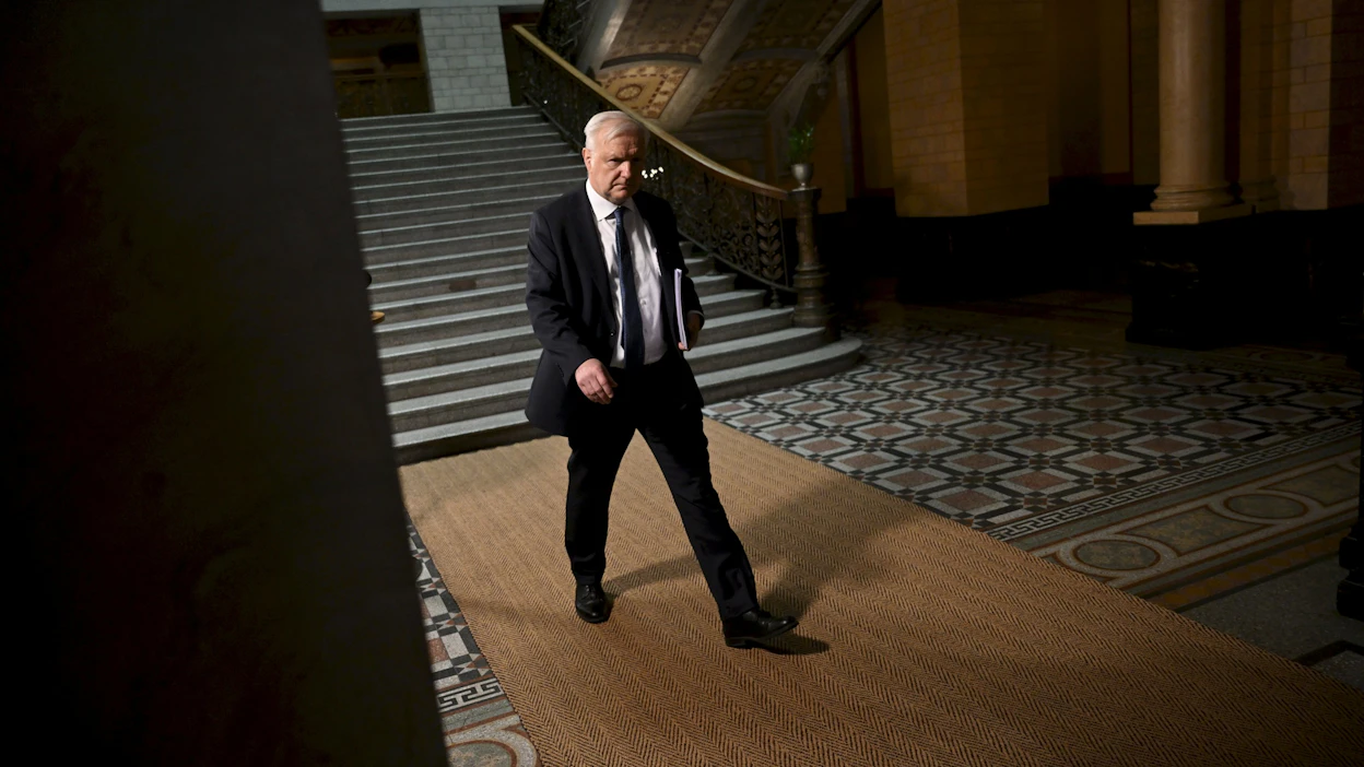 Suomen Pankin pääjohtaja Olli Rehn kertoi vieneensä hallitusneuvotteluihin viestiä siitä, että Suomeen tarvitaan jatkossa nykyistä enemmän työ- ja opiskeluperäistä maahanmuuttoa. LEHTIKUVA / Antti Aimo-Koivisto.
