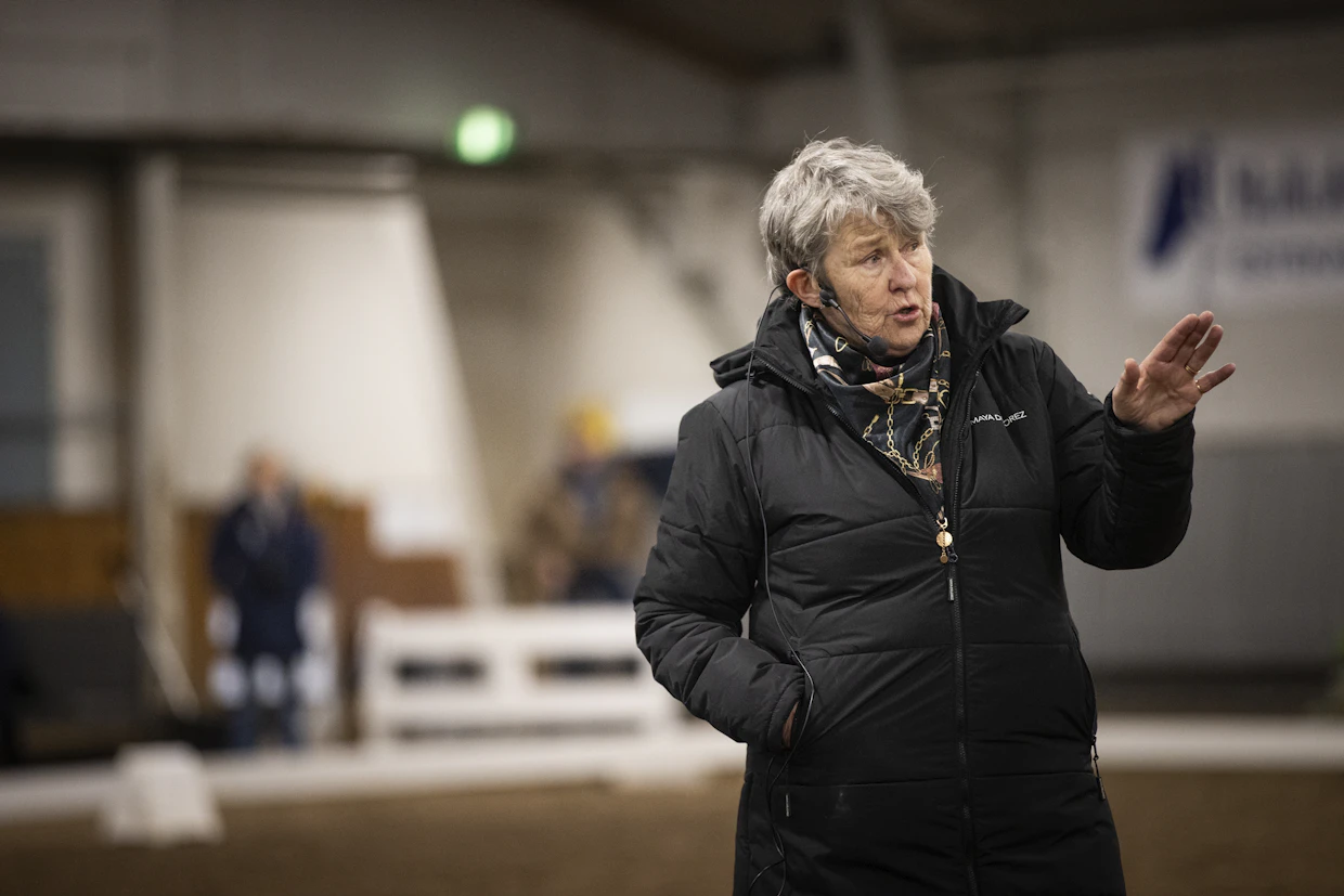 Kyra Kyrklund on luonteva esiintyjä ja tarkka valmentaja. Yksi lempiaiheista on hevosen tapa oppia ja nähdä maailmaa.