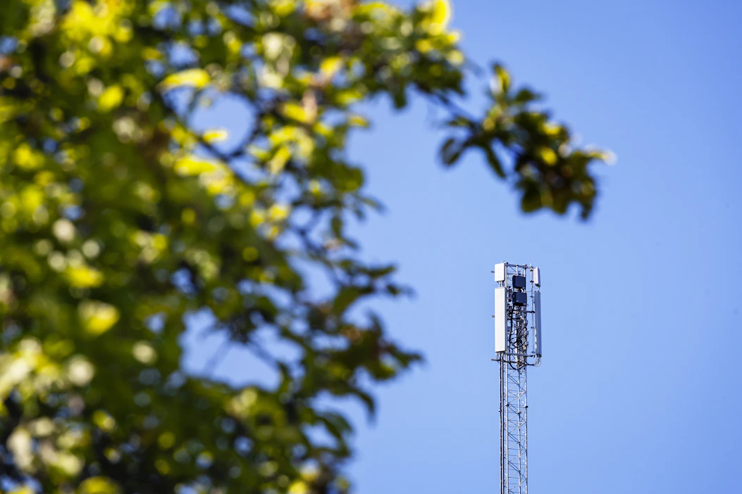 Laajakaistan saatavuus ja laatu vaihtelevat Traficomin mukaan edelleen kunnittain merkittävästi. Kuva on vuodelta 2023 Askolasta, jossa Korttian kyläyhdistys rakennutti 5G-verkon.