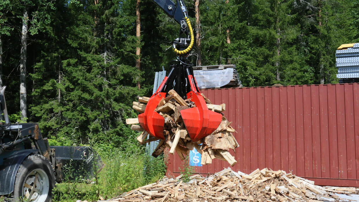 Nelileukainen kahmari nappaa kerralla yli 300 litraa klapeja.