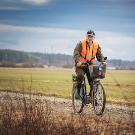 Liperiläinen Matti Lihavainen hoitaa hanhien karkotusajot sähköavusteisella polkupyörällä.