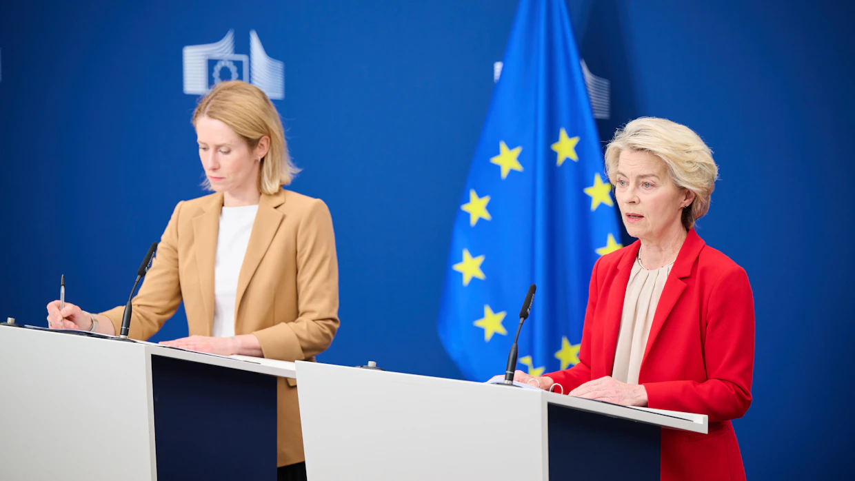 EU:n korkea ulkopoliittinen edustaja Kaja Kallas (vas.) ja komission puheenjohtaja Ursula von der Leyen esittelivät Brysselissä esityksen EU:n 18. Venäjän vastaisesta pakotepaketista.
