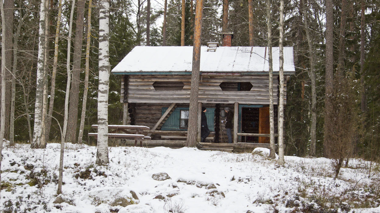 Metsähallituksen Luontopalvelut vastaavat kansallispuistojen hoidosta sekä maksuttomien retkeilypalveluiden tuottamisesta. Kuvassa Hyypioön kämppä Liesjärven kansallispuistossa.