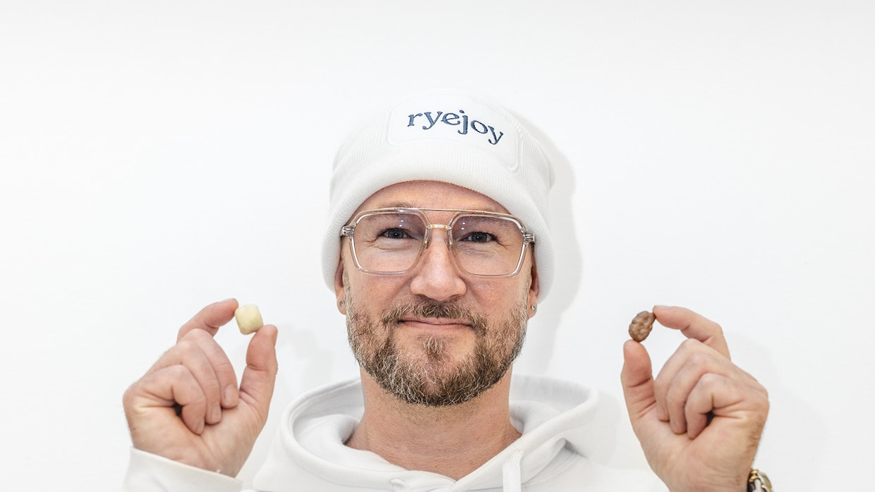 Toni Eurasto joutui sairaalaan haavaisen paksusuolentulehduksen vuoksi ja alkoi miettiä toisen potilaan kanssa herkkujen ja hyvinvoinnin ristiriitaa. Siitä syntyi yritys.