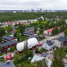Metsä Groupin uusi biotuotetehdas nousee parhaillaan Kemin Pajusaareen. Rakennusprojekti käynnistyi helmikuussa 2021 ja sen on määrä valmistua vuoden 2023 syksyllä. Nyt meneillään on laitteiden asennukset.