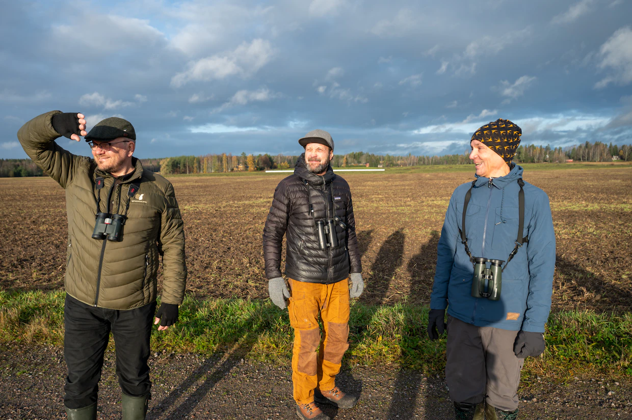 Veli-Matti Pekkarinen (vas.) ja Jari Ullakko vievät eteenpäin levähdysalueiden ilosanomaa. Oikealla Apus ry:n puheenjohtaja <strong id="strong-78526b5c27ac6c3174cdfacf01826295">Juha Honkala.</strong>
