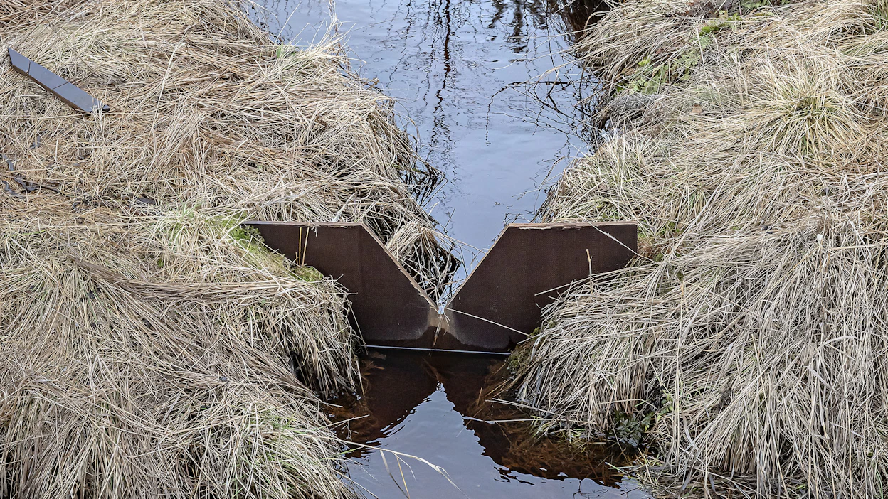 Metsänomistaja Rami Mattilan kehittämä ratkaisu, jolla on mahdollista säädellä metsäojan vedenpinnan tasoa.