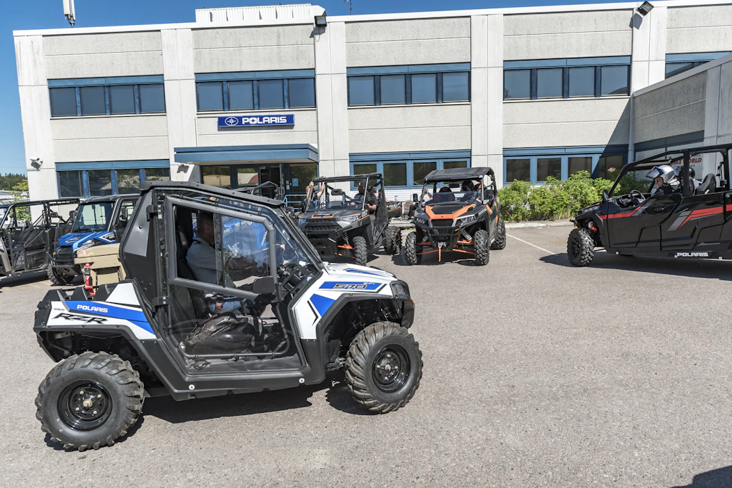 Monet traktorimönkijöistä vastaavat teholtaan henkilöautoa, joten nopea kiihtyvyys voi tulla kuljettajalle yllätyksenä.
