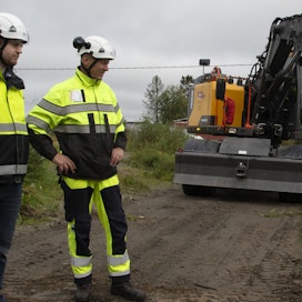 Toni Isokääntä ja Raimo Jussila seuraavat, kun kaapelia kaivetaan maahan Alavieskan Taluskylällä. Kaapeloitavalla alueella vanhat ilmajohdot puretaan maisemasta töiden valmistuttua.