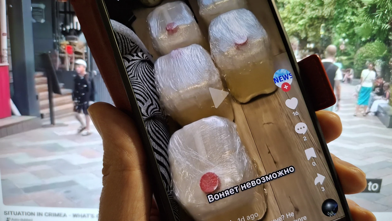 Tiktok-videolla Krimin-matkaan valmistautuva venäläisnainen kuvaa muovikanistereita täynnä bensiiniltä näyttävää nestettä. Krimillä on paha polttoainepula. LASSI LAPINTIE / LEHTIKUVA.