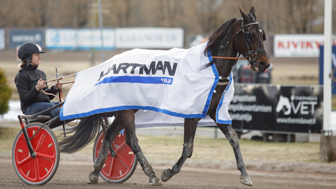 Knows Best Vermon Finlandia-viikonlopun valloittajana rattaillaan hoitajansa Laura Laakkonen.