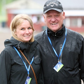 Kari Lähdekorpi osti kultadivisioonahevosen yhdessä Antti Ojanperän kanssa. Kaupassa konsultoi myös Lähdekorven tytär, kuvassa Kymi GP:ssä viime kesänä isänsä kanssa poseeraava Hanna Lähdekorpi.