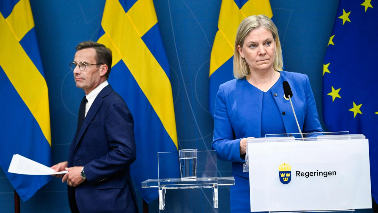 Ruotsalaispuolue maltillisen kokoomuksen puheenjohtaja Ulf Kristersson ja pääministeri Magdalena Andersson tiedotustilaisuudessa Tukholmassa toukokuun puolivälissä. LEHTIKUVA/AFP.