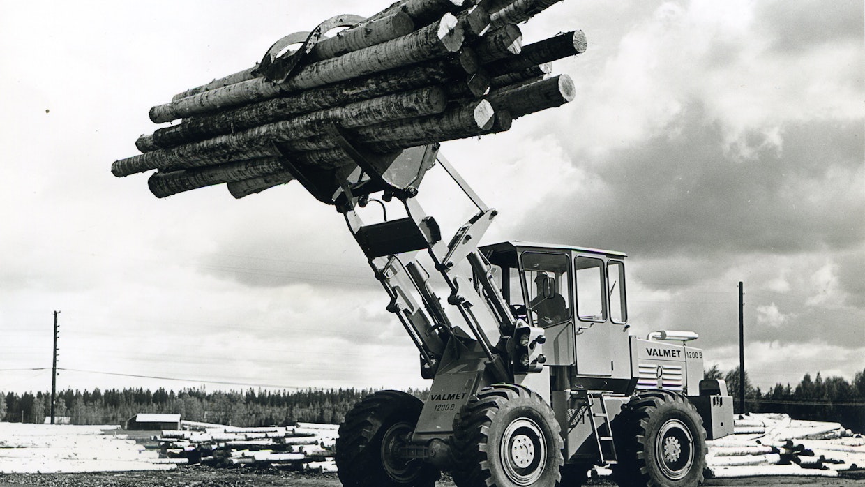 Valmet uudisti pyöräkuormaajansa vuonna 1974. Aikaisempi 1200-malli korvattiin 12-tonnisella 1200 B -mallilla. Heikosti myynyt jäykkärunkoinen Valmet 1000 poistui tuotannosta ja sen tilalle tuli runko-ohjattu Valmet 800.