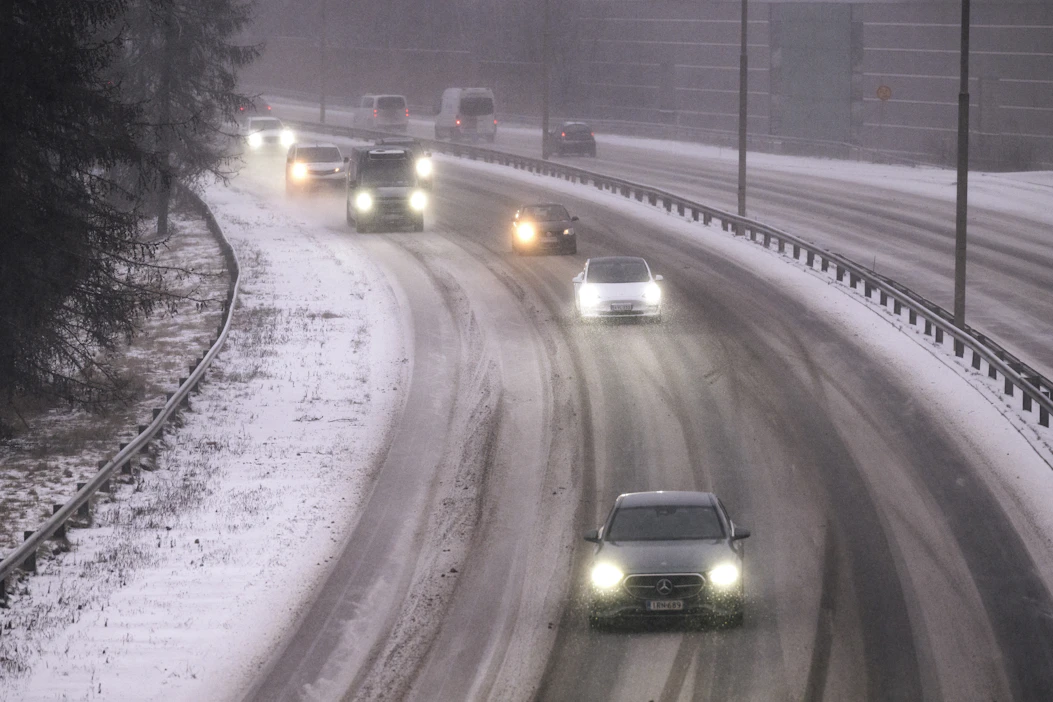 Lumisade, pöllyävä lumi sekä lauhtuvan sään aiheuttama liukkaus heikentävät ajokeliä maan etelä- ja keskiosissa. LEHTIKUVA / Roni Rekomaa.