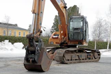 Itse tehty hydraulinen työkalukiinnike maalattuna ja paikalleen asennettuna. Ratkaisu on osoittautunut toimivaksi ja toteutus on turvallinen.