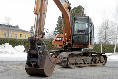 Itse tehty hydraulinen työkalukiinnike maalattuna ja paikalleen asennettuna. Ratkaisu on osoittautunut toimivaksi ja toteutus on turvallinen.