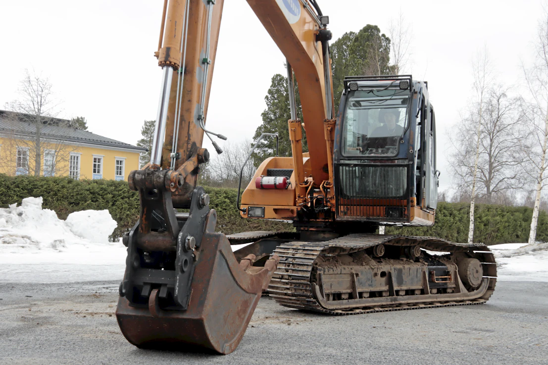 Itse tehty hydraulinen työkalukiinnike maalattuna ja paikalleen asennettuna. Ratkaisu on osoittautunut toimivaksi ja toteutus on turvallinen.