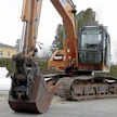 Itse tehty hydraulinen työkalukiinnike maalattuna ja paikalleen asennettuna. Ratkaisu on osoittautunut toimivaksi ja toteutus on turvallinen.