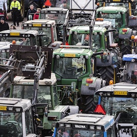 Keski-Europassa viljelijät ovat tukkineet traktoreilla kaupunkien keskustoja. Suomessa viljelijät järjestivät traktorimarssi Helsinkiin vuonna 2016.