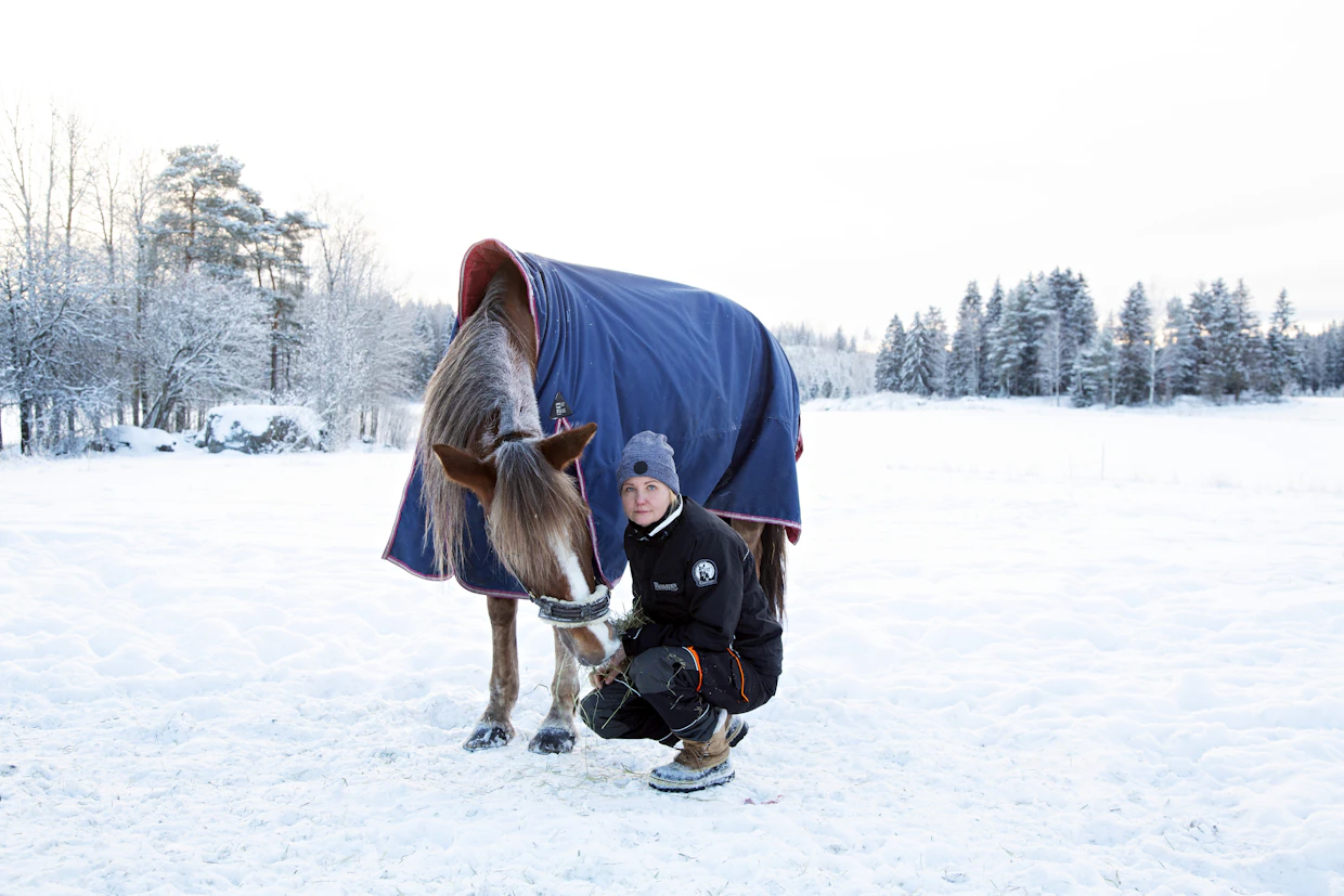 Varoitus on Heimalan perheen yhteinen ilonaihe. Kuvassa tamman kanssa Merja Heimala.