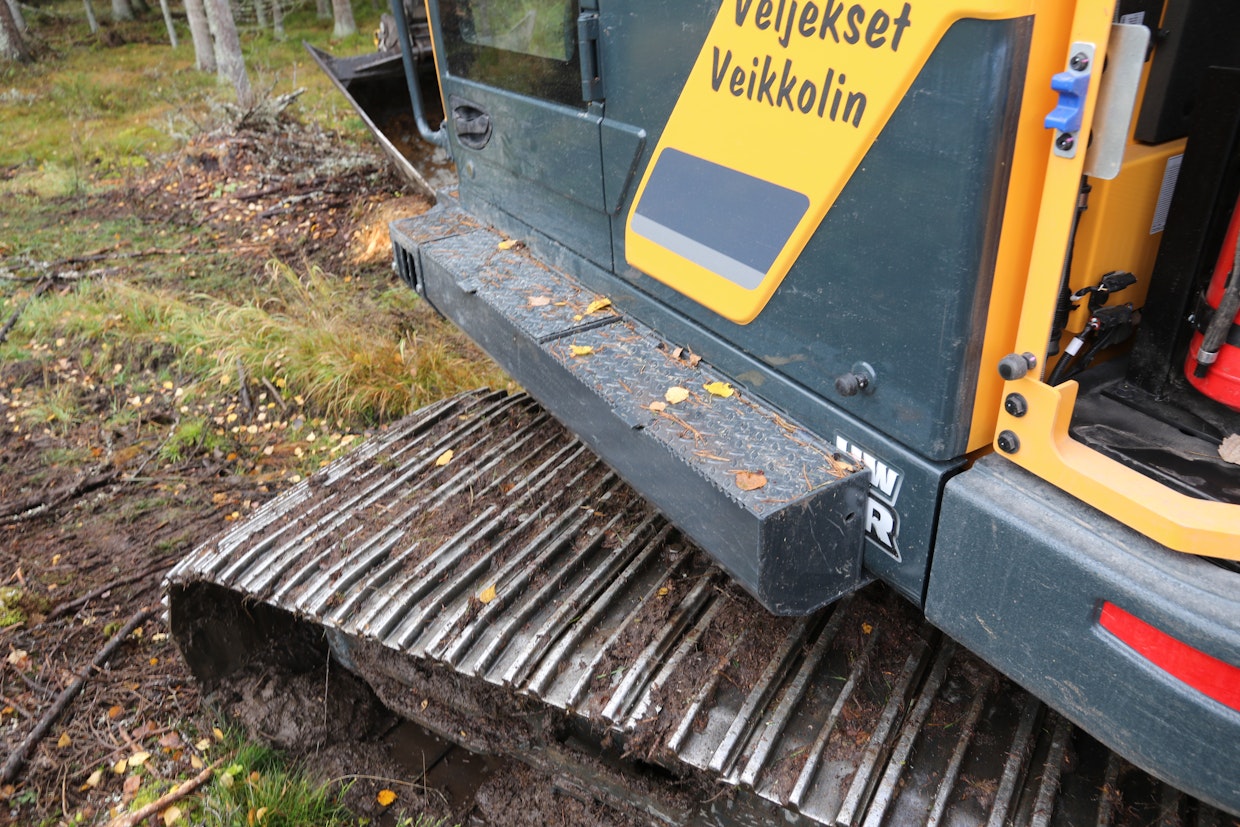 Lyhyperäisessä koneessa säilytystiloja ei juuri ole, joten Veikkolini asensivat koneen sivuille näppärät säilytyslaatikot. Lyhytperäisessä koneessa ei varsinaisille sivukaiteille ole välttämättä tarvetta.