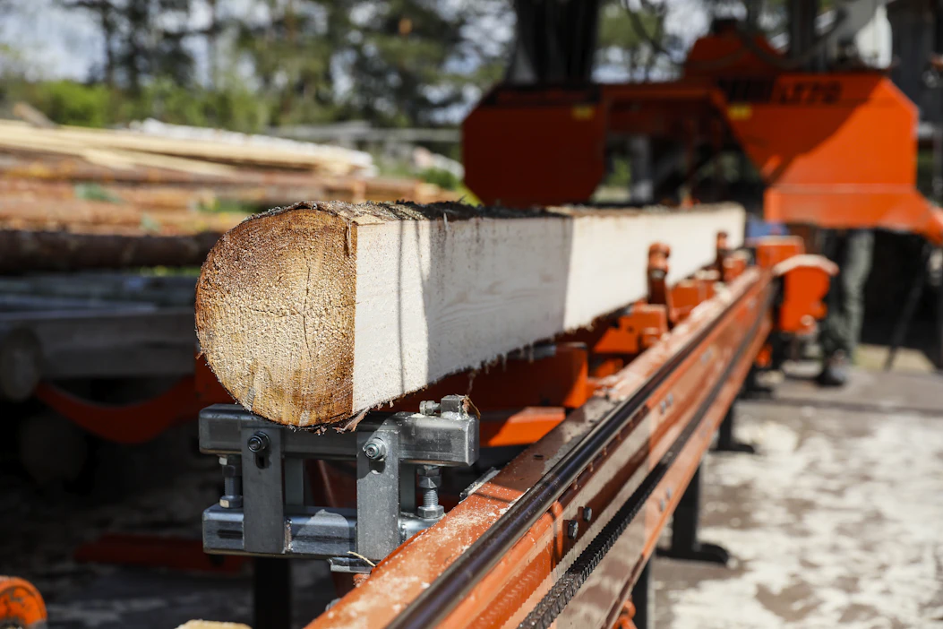 Moni metsänomistaja laskee, että oman metsän tukkeja kannattaa nyt hyödyntää rakentamiseen ja remontointiin.