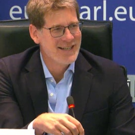 Ranskalainen Pascal Canfin vetää EU:n ympäristövaliokunnan maratonkokousta. 