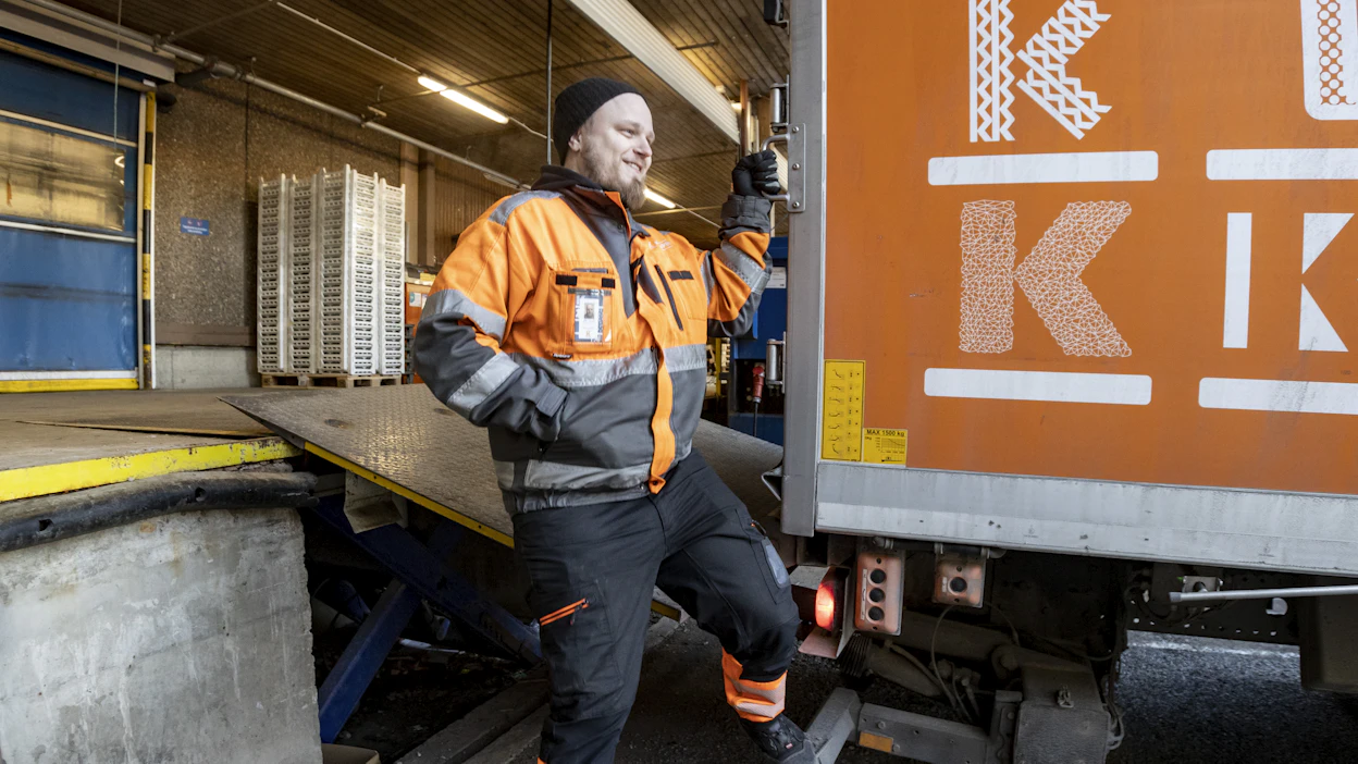 Jakeluautonkuljettaja Eemeli Mäenpää haki viime viikolla tavaraa Kespron noutotukusta Tampereen Nekalassa. Kespron food-servicen liikevaihto kasvoi viidenneksellä tammi—joulukuussa.