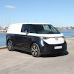 Volkswagen ID. Buzz Cargo tuo väistämättä mieleen legendaarisen T1-mallin keulan muotoilun ansiosta. Eikä ihme, että auto herättää huomiota minne sillä ajaakin.