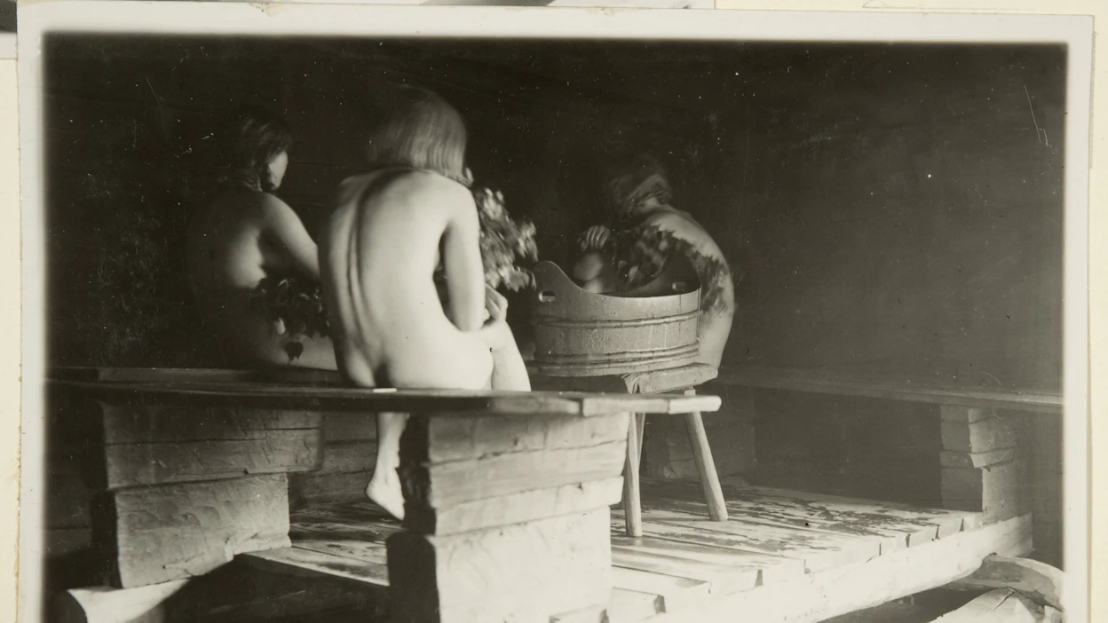 Suurin uhka piialle ei ollut usein isännän talossa vaan talon ulkopuolella yksin liikkuessa pimeään aikaan. Mattisten talon piiat saunassa vuonna 1937.