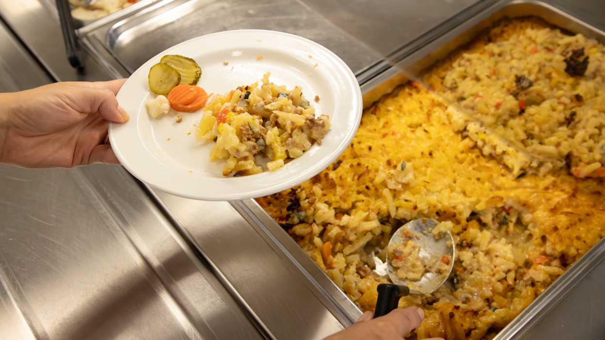 Kouluruokailussa. Kuvituskuva.