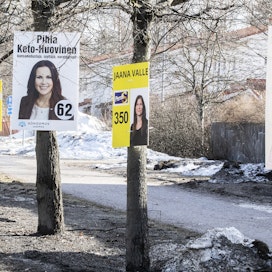 Eduskuntavaalit ovat sujuneet valtiollisen vaalivaikuttamisen näkökulmasta rauhallisesti, kertoo Suojelupoliisi. Vaalimainoksia Espoossa.