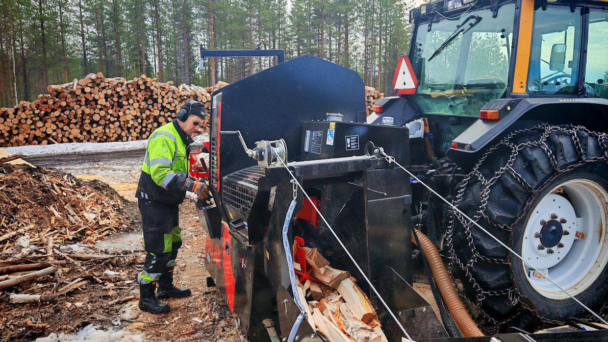 ”Kevätkauden aikana teemme 15 rekkakuormallista koivurankaa klapeiksi”, yrittäjä Jouni Lehtinen Rovaniemeltä kertoo.