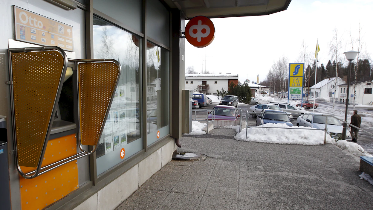 Osuuspankki ja S-market vierekkäisillä tonteilla. Kuvituskuva.