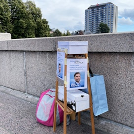 Mika Aaltolan kannattajakortteja kerättiin runsas viikko sitten Tampereella Tammerkosken sillalla.